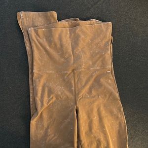 I’m selling pink Victoria secret flares the color is orange.